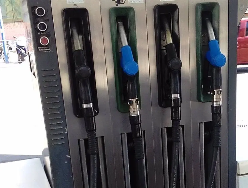 Repostaje en una gasolinera. Imagen de archivo.