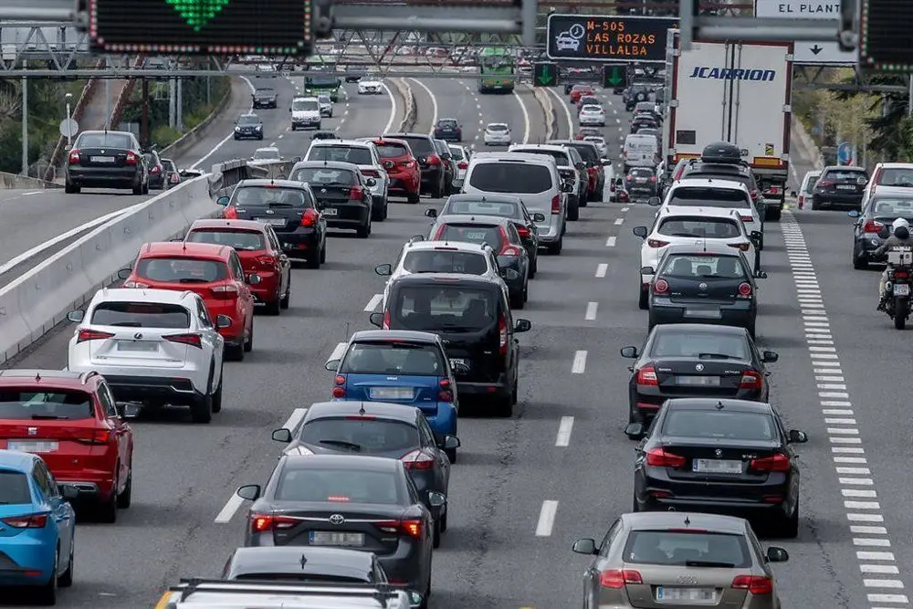 Un atasco en carretera en Madrid. Imagen de archivo.