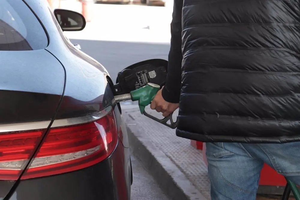 Un hombre echando gasolina. Imagen de archivo.