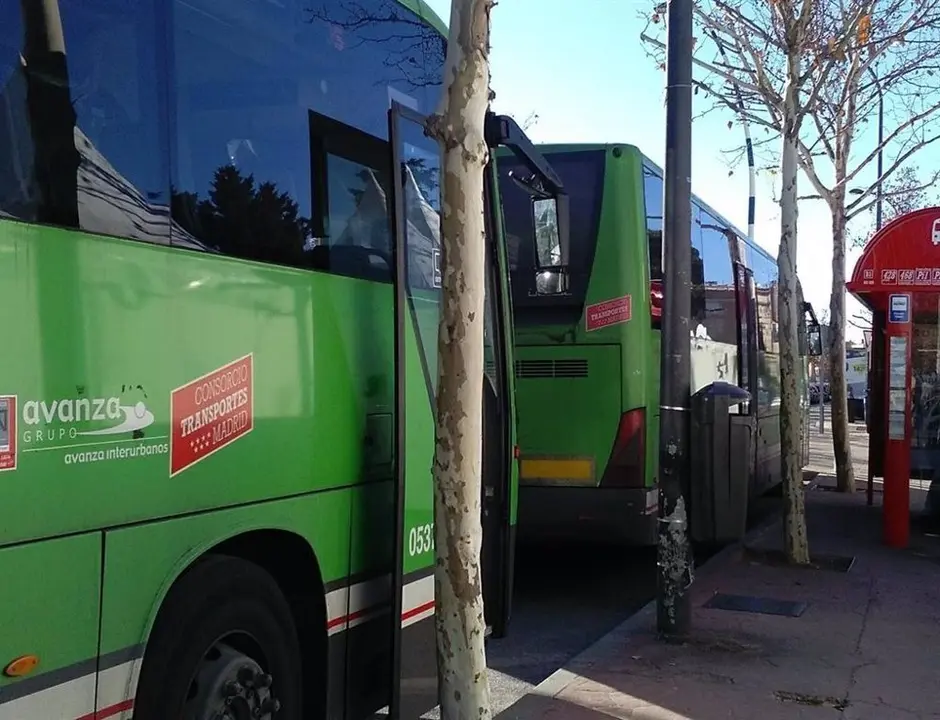 Dos autobuses en una parada en Madrid. 