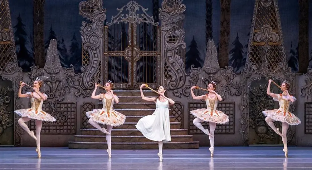 Bailarinas de ballet bailando.