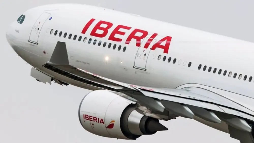 avi&oacute;n de Iberia despegando