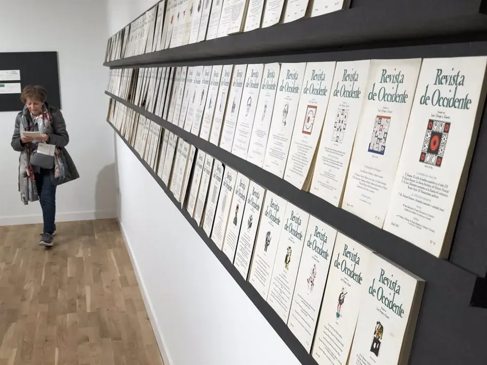 Ediciones de la Revista de Occidente expuestas en una pared.