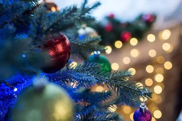 Luces navide&ntilde;as en un &aacute;rbol de Navidad, imagen de archivo.