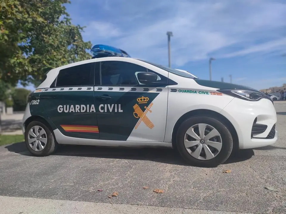Coche de Guardia Civil de perfil