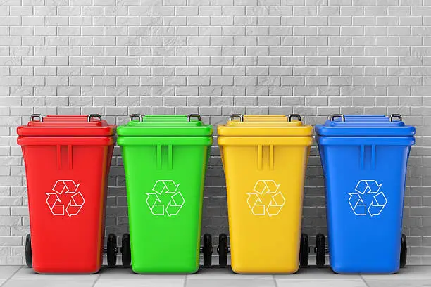 Contenedores de reciclaje en la calle.