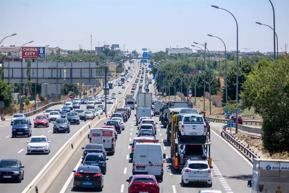 Carretera con tr&aacute;fico.