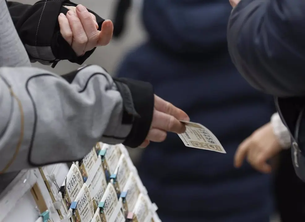 Mujer con d&eacute;cimos de loter&iacute;a