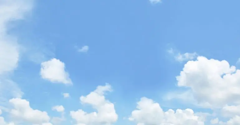 Cielo poco nuboso o despejado