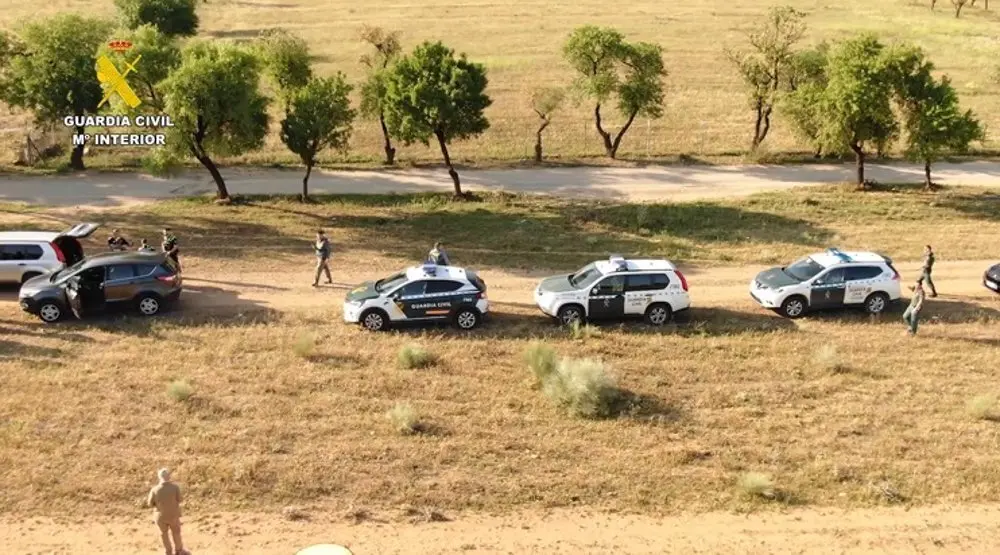 Dispositivos policiales investigando construcciones ilegales
