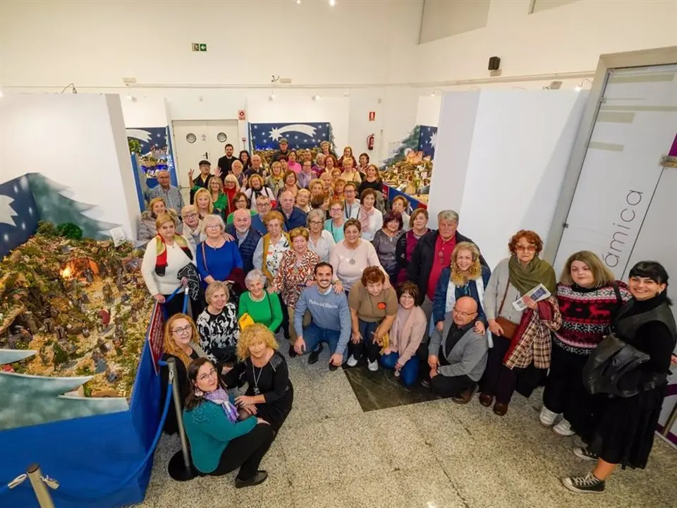 Trabajadores al lado del bel&eacute;n de Torrej&oacute;n