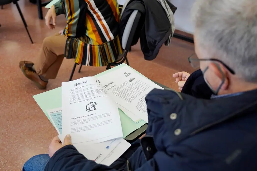 Se&ntilde;or en la Escuela de Abuelos de M&oacute;stoles