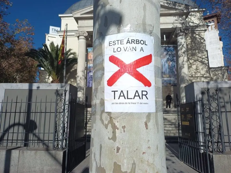 Carteles de "No a talar" por las obras de la ampliaci&oacute;n de la L&iacute;nea 11 de Metro de Madrid