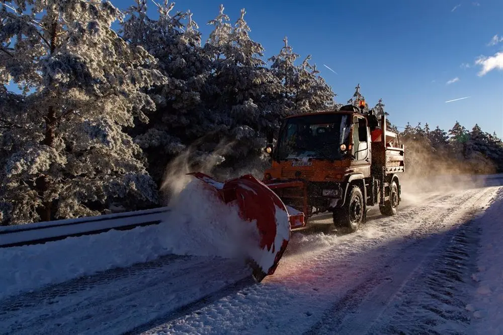 Quitanieves por la nieve