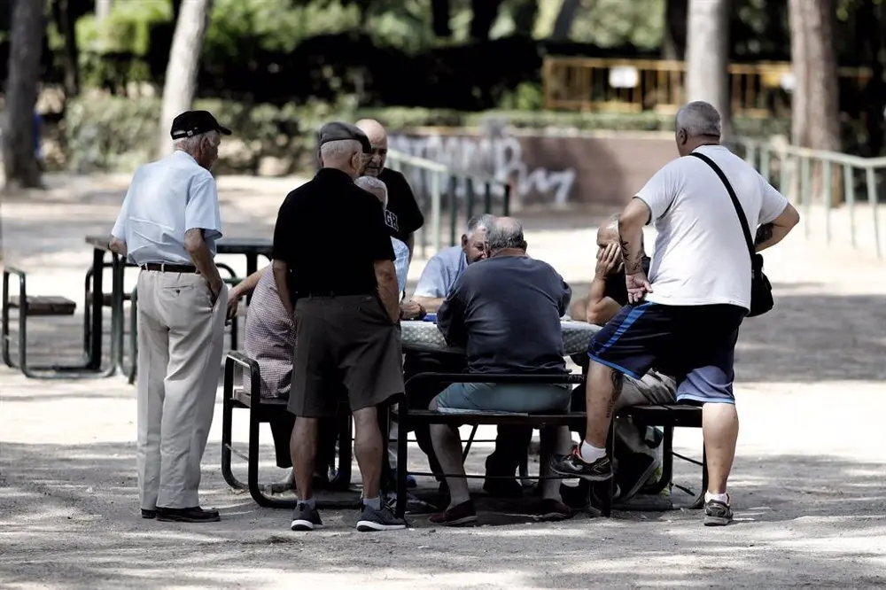 Se&ntilde;ores mayores en una mesa de picnic