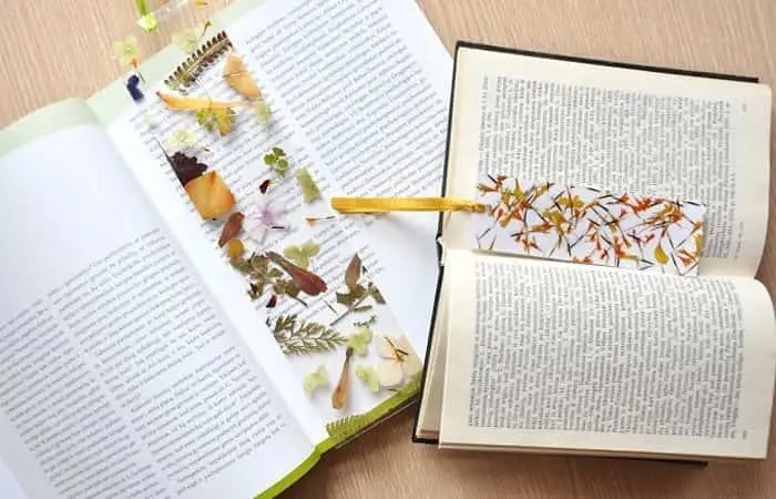 Libro con marcap&aacute;ginas floral.