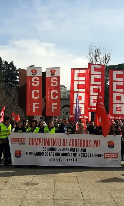 Manifestaci&oacute;n ADIF por 35 horas laborales