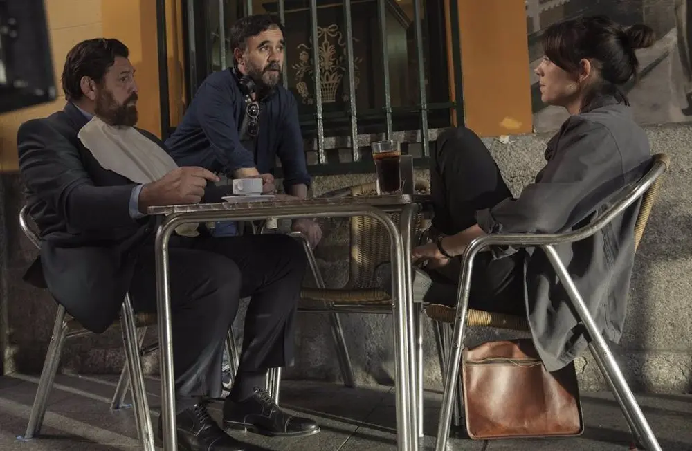 Un grupo de chicos en una terraza tomando algo.