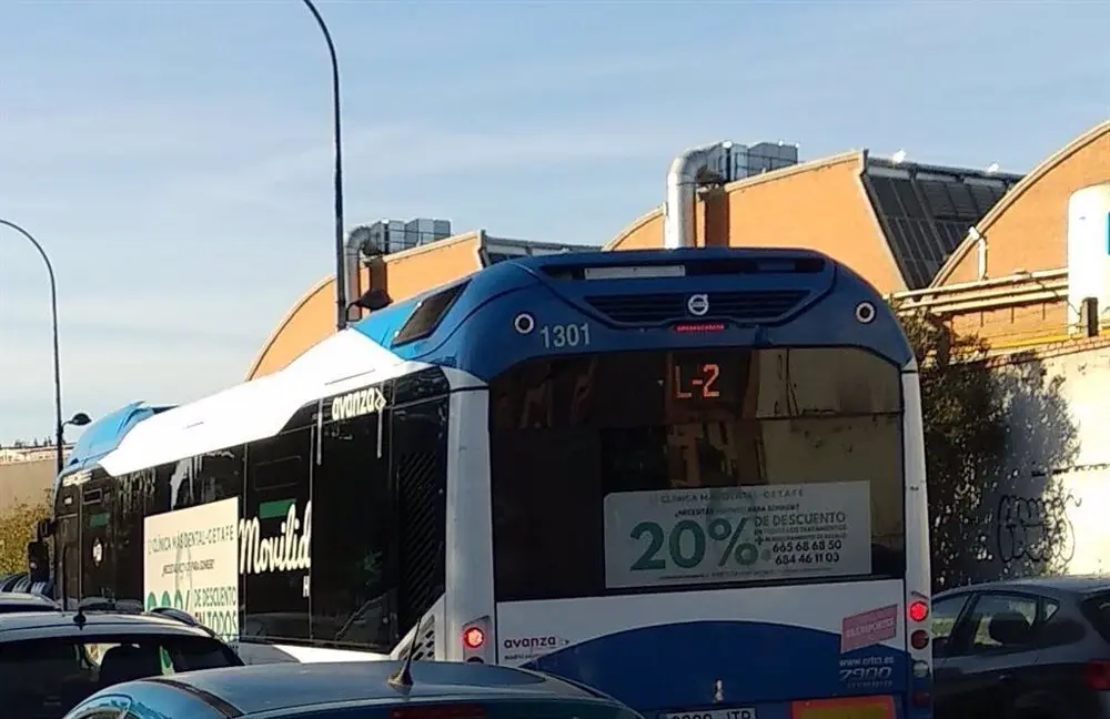 Autob&uacute;s Avanza circulando