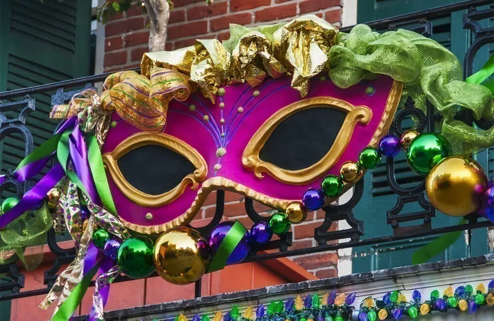 Terraza decorada con una m&aacute;scara de carnaval.