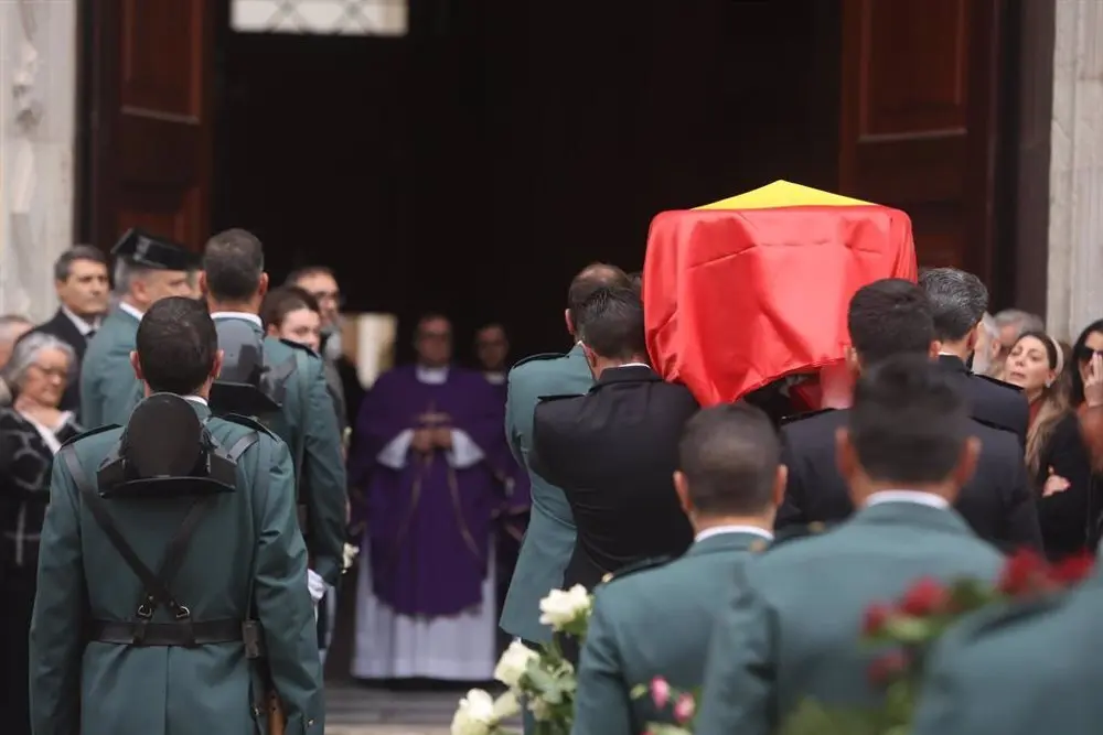 Minuto de silencio en Arganda del Rey por los dos guardias civiles fallecidos en Barbate