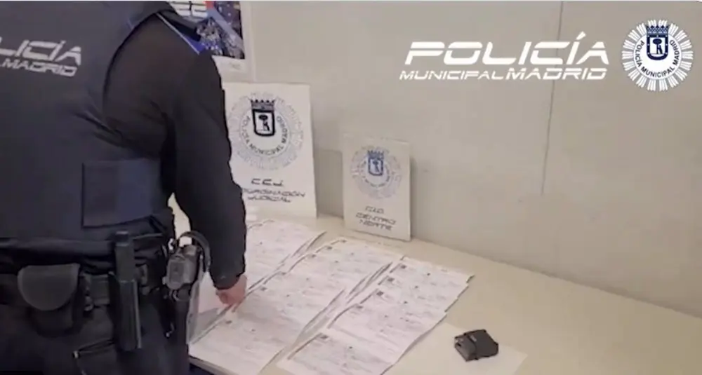 Polic&iacute;a Municipal de Madrid analizando documentos falsificados