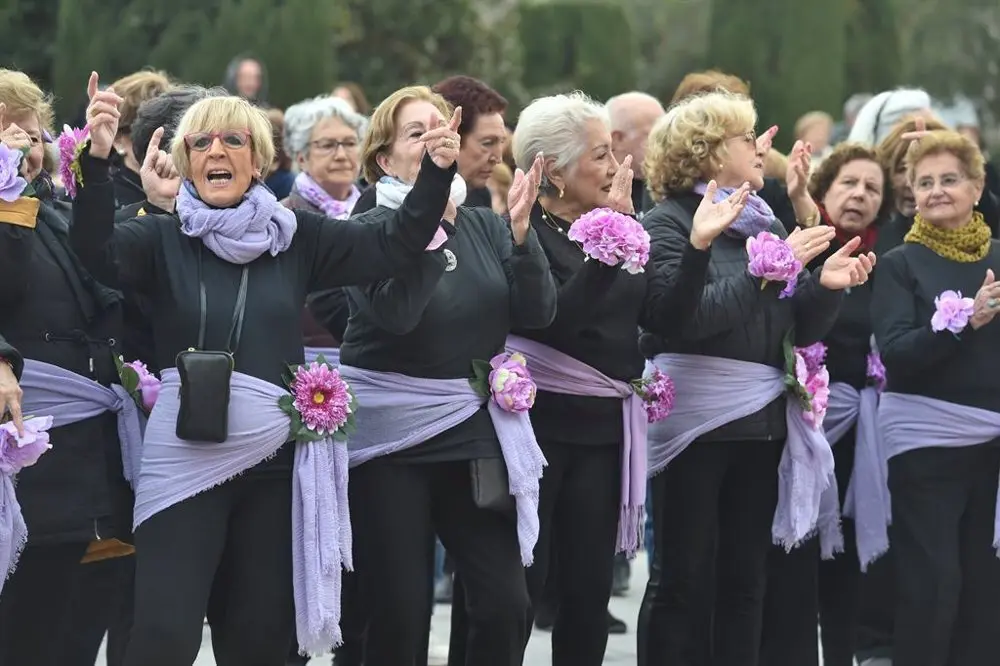 Cientos de mujeres mayores se unen a un &lsquo;flashmob&rsquo; frente al Palacio Real para demostrar que est&aacute;n &laquo;activas y presentes&raquo;