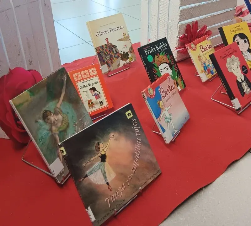 Expositor de libros infantiles escritos por mujeres