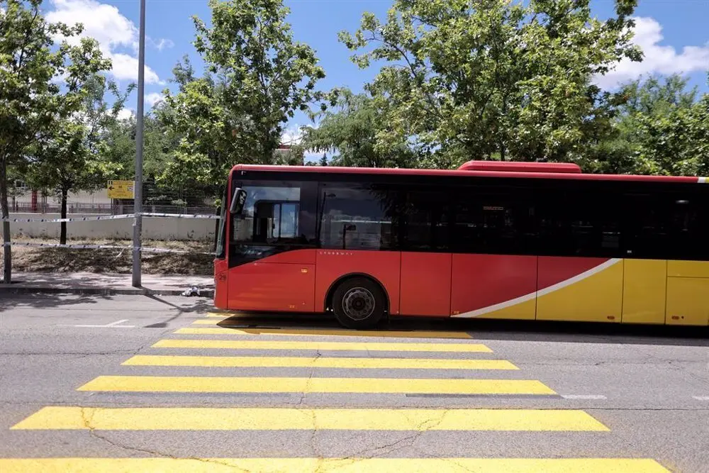 Autob&uacute;s circulando por la carretera