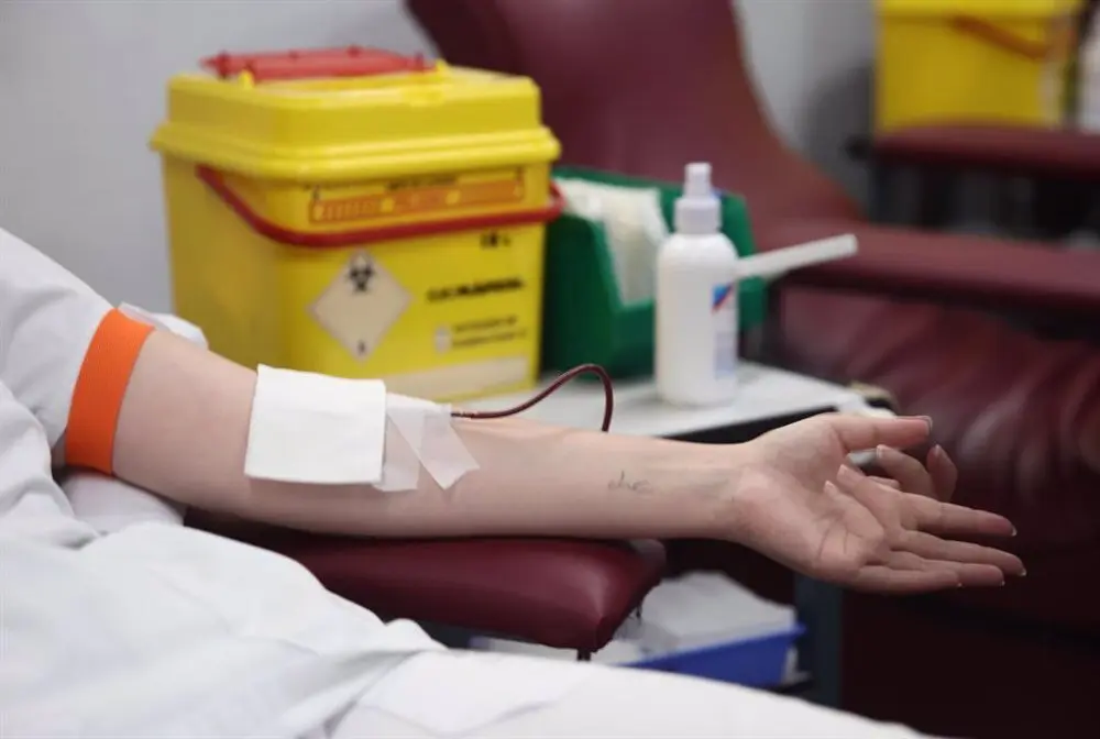 Brazo con v&iacute;a para sacar sangre