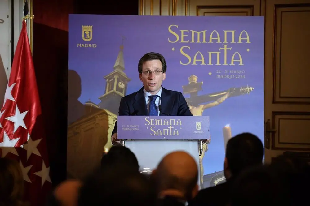 Almeida frente a un photocall de la Semana Santa en Madrid
