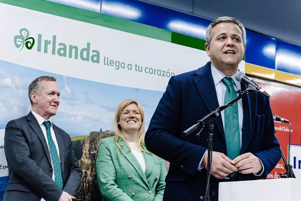 Cartel de "Irlanda llega a tu coraz&oacute;n" en un and&eacute;n de Metro de Madrid
