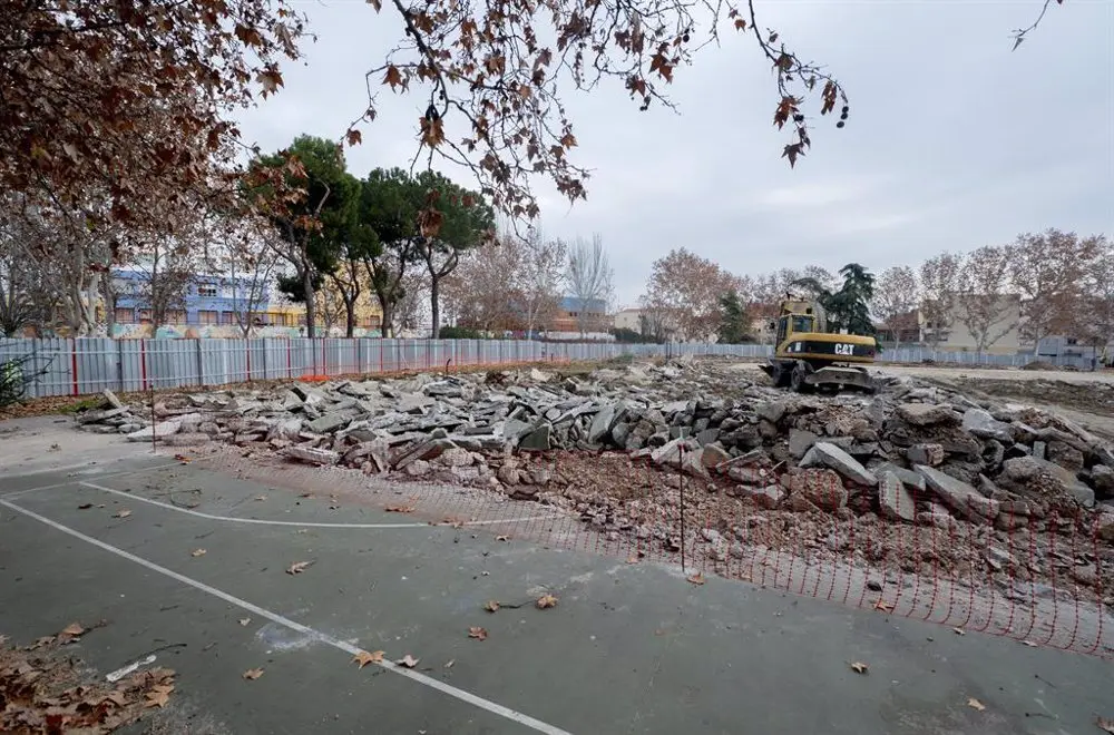 Obras de la L&iacute;nea 11 de Metro de Madrid en Carabanchel frente al CEIP Per&uacute;