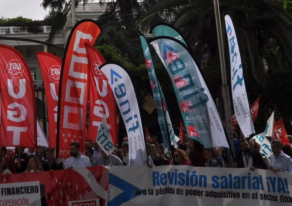 Protesta con banderas de UGT, CCOO Y FINE