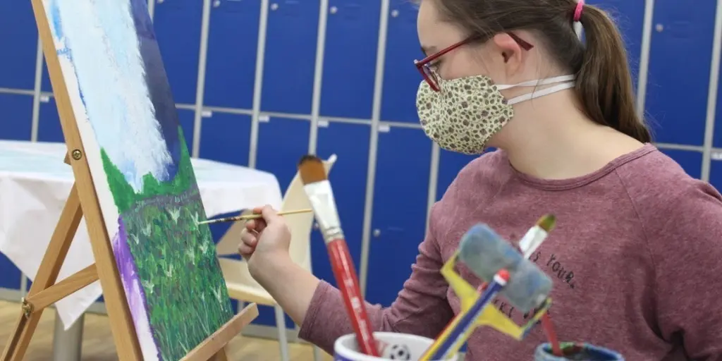 Mujer con S&iacute;ndrome de Down pintando un cuadro
