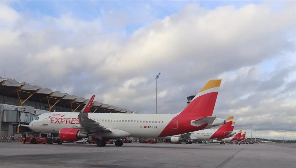 Avi&oacute;n de Iberia Express estacionado en un aeropuerto