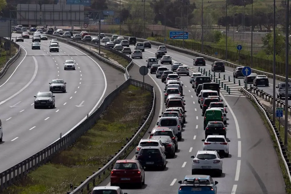 Carretera atascada por tr&aacute;fico de veh&iacute;culos