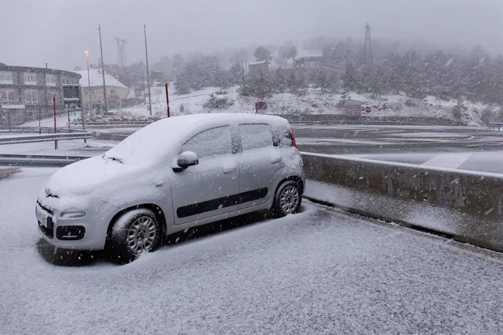 Parking nevado en la monta&ntilde;a
