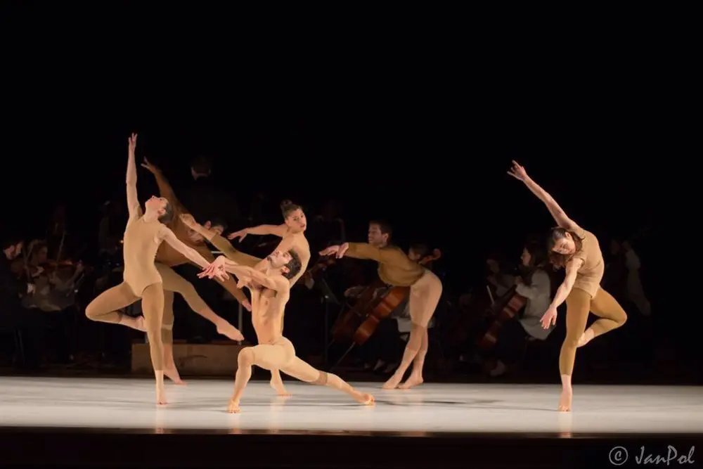 Personas bailando sobre un escenario