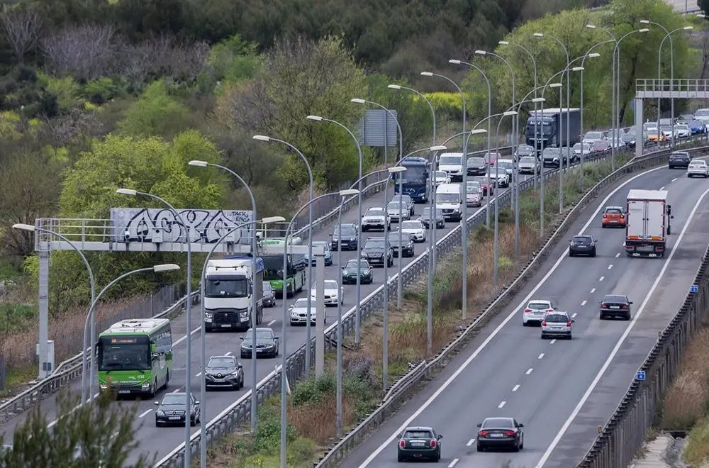 Carretera con afluencia de veh&iacute;culos