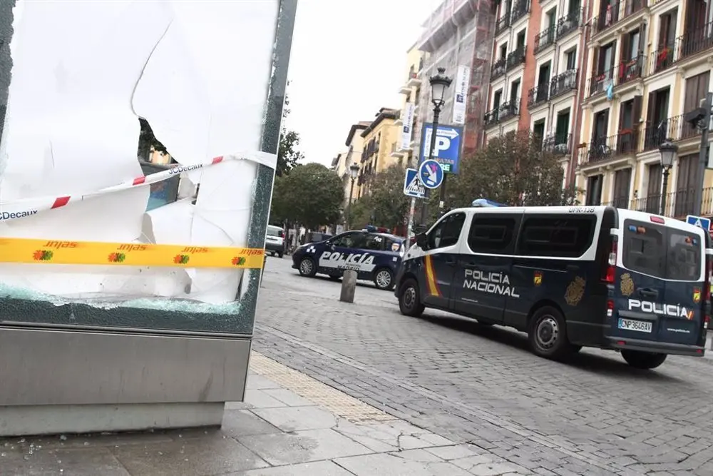 Veh&iacute;culos de la Polic&iacute;a Nacional circulando por carretera de Madrid
