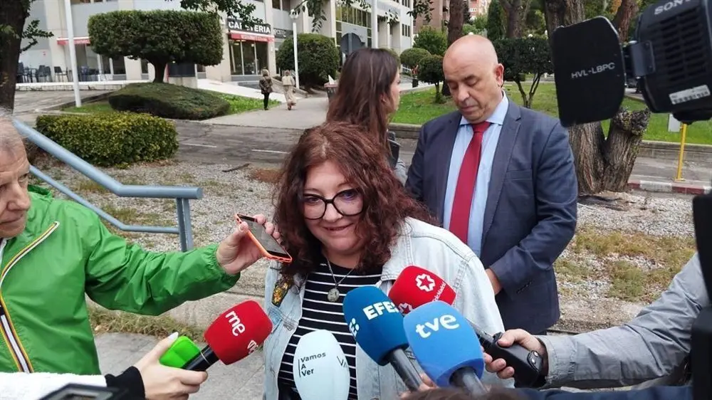 Mujer atendiendo a los medios de comunicaci&oacute;n en canutazo