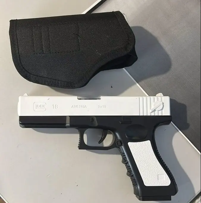 Pistola y funda de pistola sobre una mesa