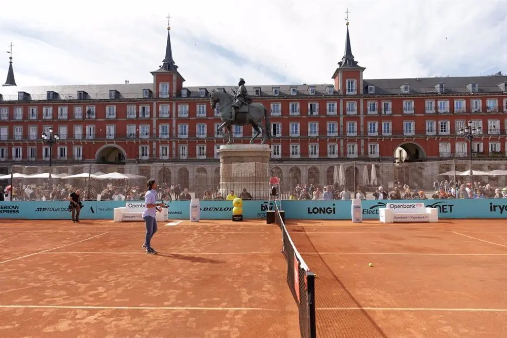 Pista de tenis de Mutua Madrid Open en la Plaza Mayor de Madrid