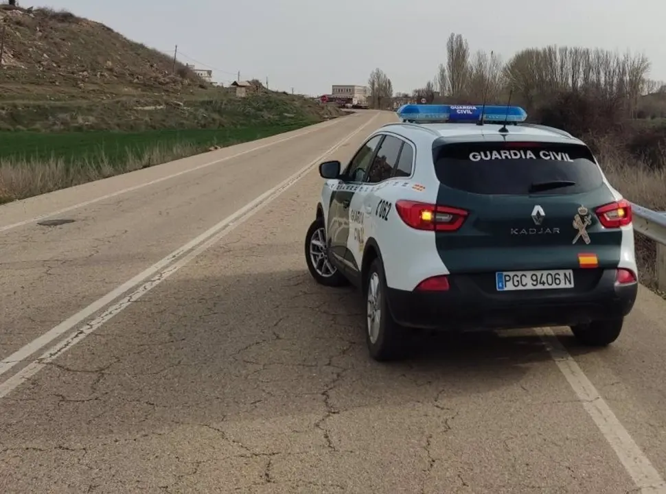 Veh&iacute;culo de la Guardia Civil estacionado en el and&eacute;n de una carretera