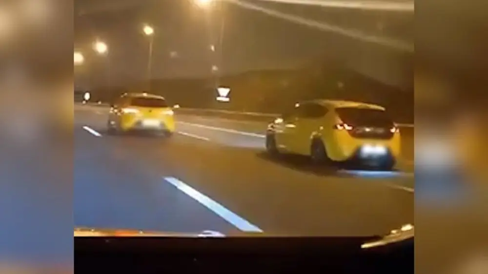 Dos coches conduciendo a gran velocidad