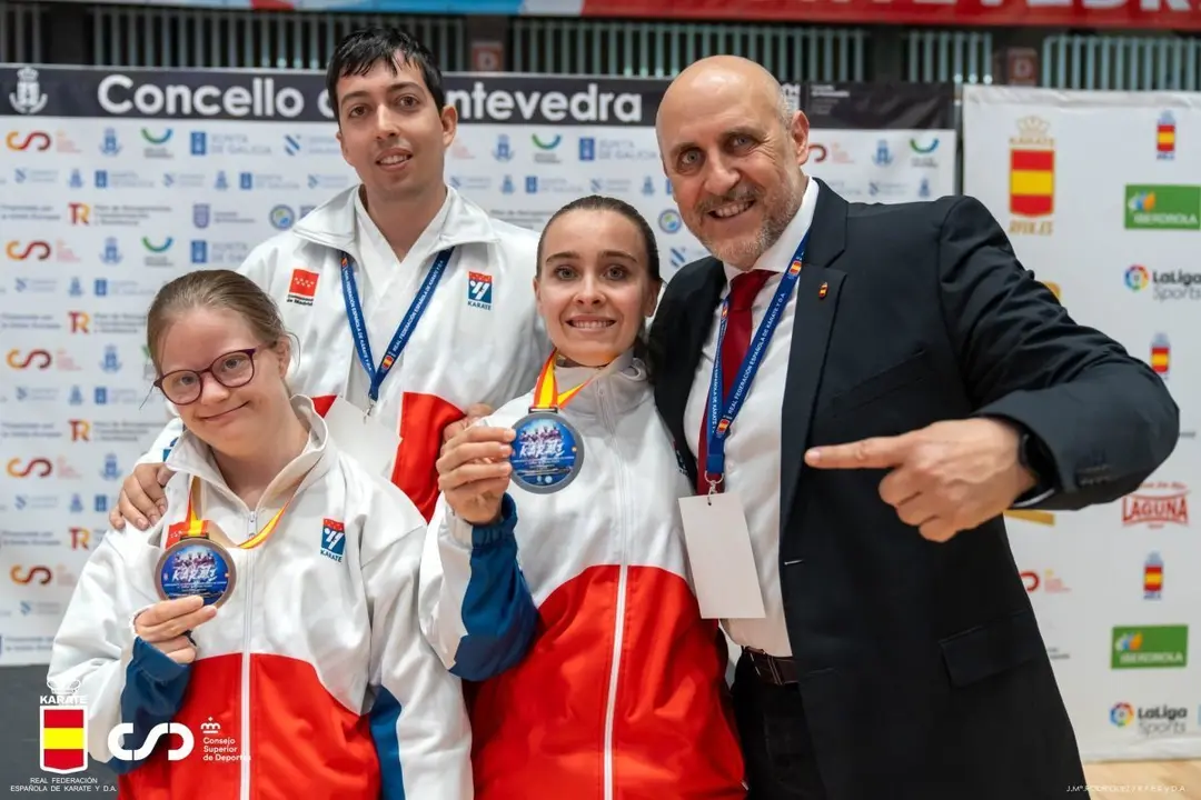 Olivia Gonz&aacute;lez Criticos junto a su equipo de Club Karate Pozuelo