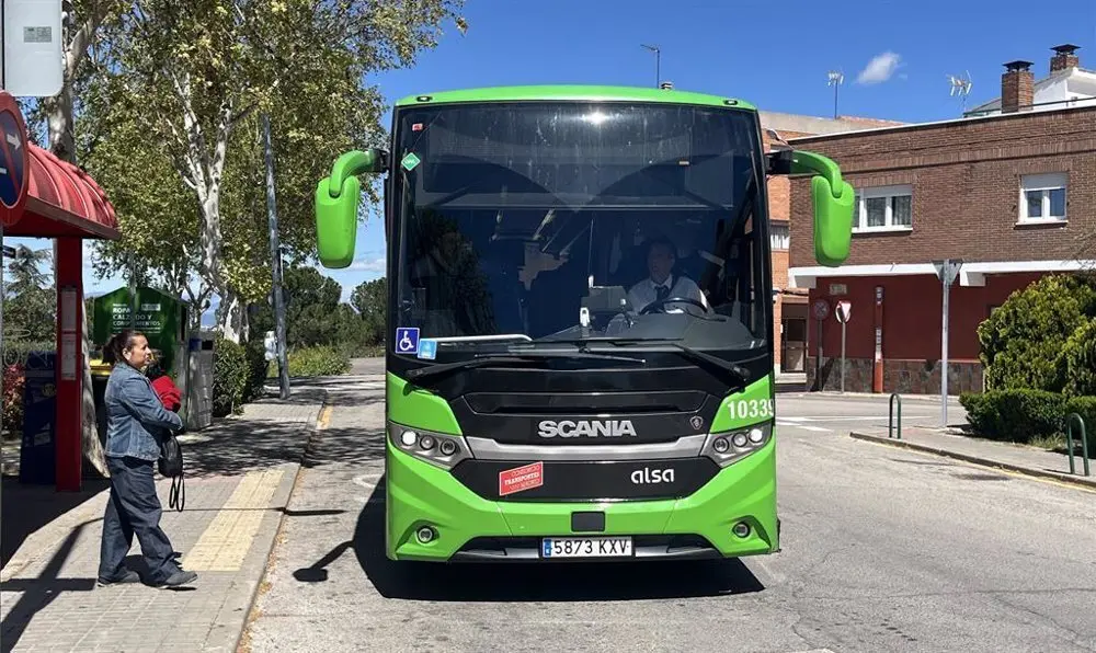 Autob&uacute;s verde del CRTM frente a una marquesina