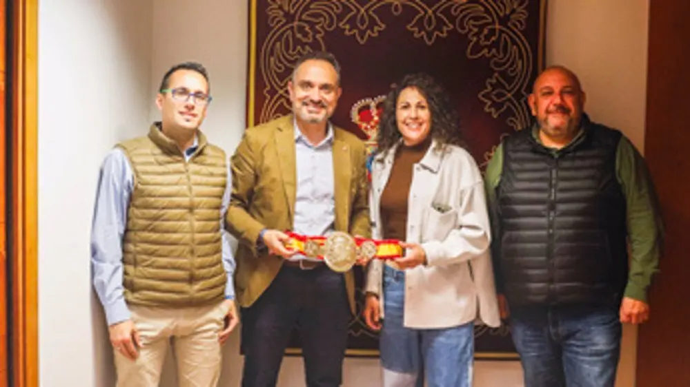 Personal del Ayuntamiento de M&oacute;stoles recibiendo a la boxeadora campeona de Espa&ntilde;a Superpluma