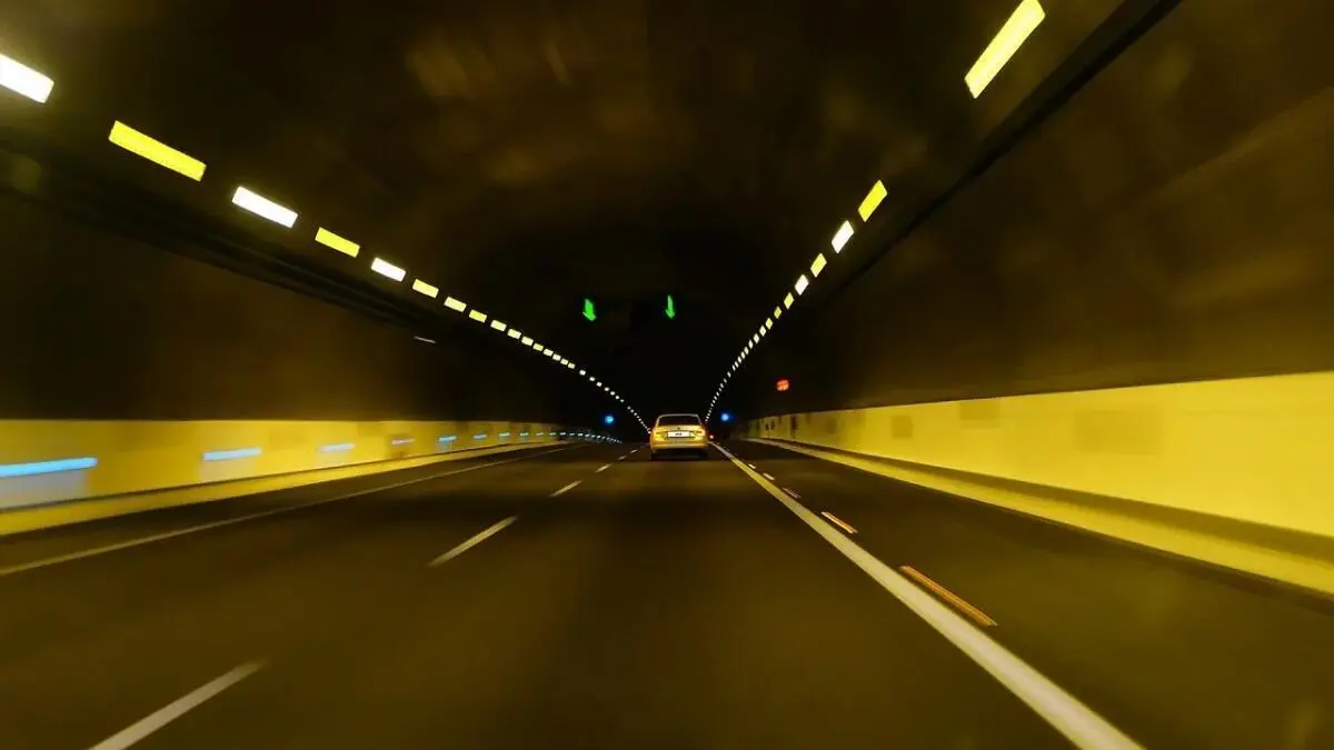 T&uacute;nel subterr&aacute;neo de carretera